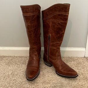 Women’s 7.5 Ariat boots. Never worn.